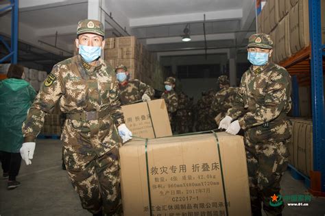 驰援驻地丨武警官兵紧急搬运疫情防控救援物资 - 中国军网