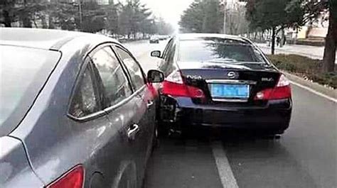 温州车主将奔驰车停在人行道上 惨遭泼油漆-安吉新闻网