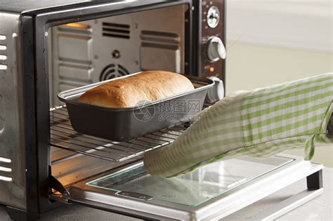烤箱烤面包高清图片下载-正版图片500709998-摄图网