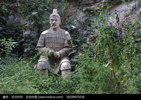 草丛里坐着的将军雕塑高清图片下载_红动中国
