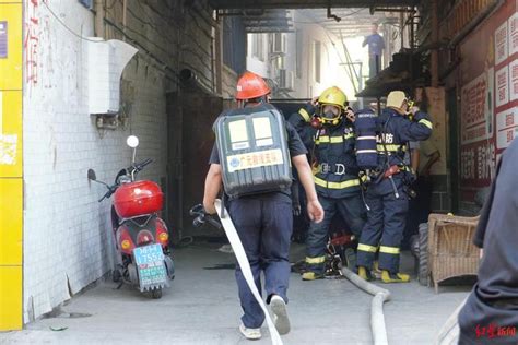 民房发生火灾母子三人被困 救援人员携带氧气呼吸器成功救出