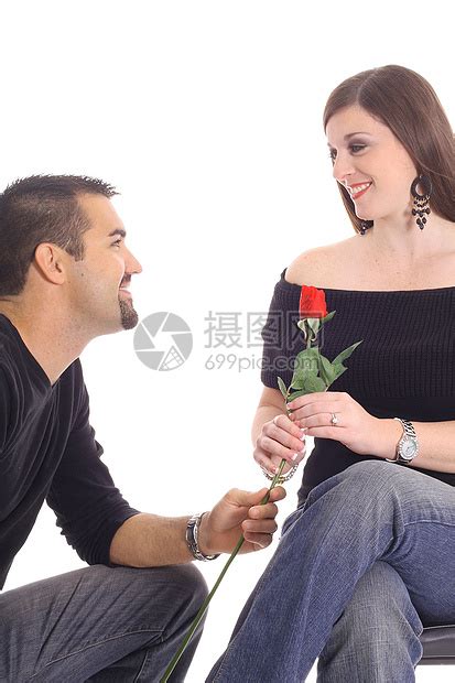 男人给女人一朵玫瑰 在白上与世隔绝高清图片下载-正版图片320305399-摄图网