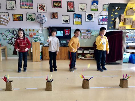 幼儿园亲子运动会：趣味游戏——充气毛毛虫竞速