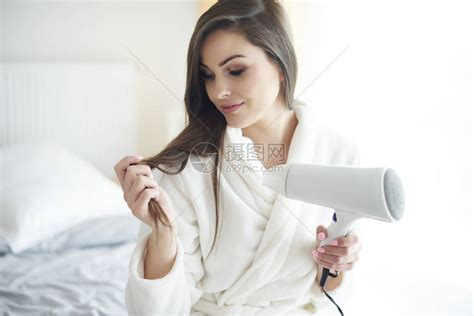 女人用吹风机高清摄影大图-千库网