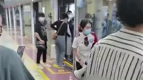 西安警方介入地铁女乘客被拖离事件