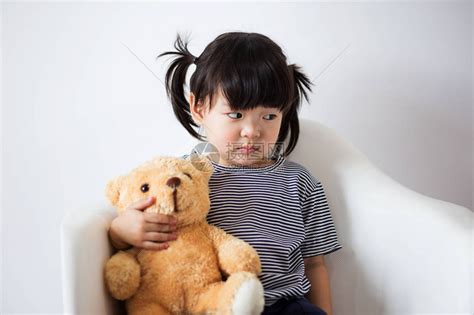 可爱又天真又纯洁的亚裔小孩带着高清图片下载-正版图片503039072-摄图网