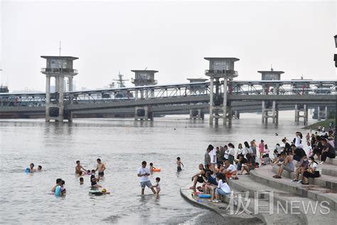 工作人员劝阻湘江“野泳” - 焦点图 - 湖南在线 - 华声在线