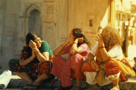 印度女人的沐浴习俗（组图）_财经_腾讯网