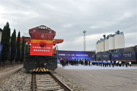 4月28日上午9时，一列搭载着四川地区建材等货物的中老国际货运班列从四川广元火车南站驶出，预计4-6天后抵达老挝万象南站。