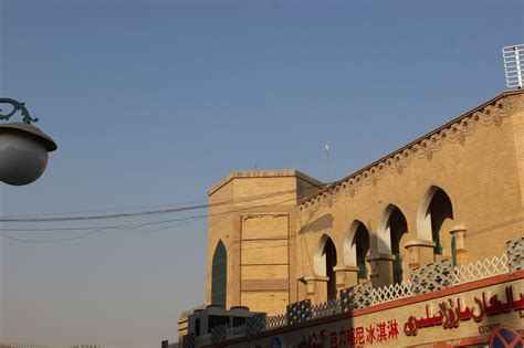喀什古城客流量激增 精细化服务让游客尽情体验古城魅力