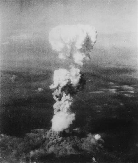 遭原子弹轰炸一年后的日本广岛什么样？残骸遍地死气沉沉