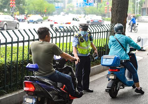 电动车不戴头盔处罚首日 南京交警半天查了513起--读图--首页
