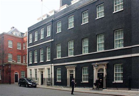 英国首相住在唐宁街10号，那么9号、11号住的谁？_官邸_财政_君主制