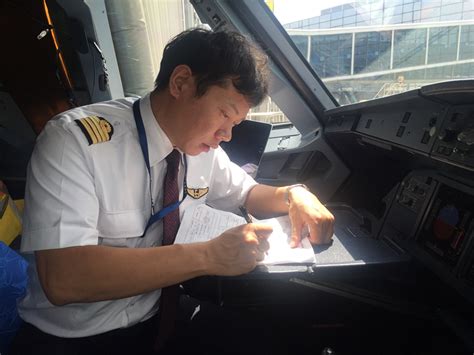 世界上只有一种真正的英雄主义，那就是像从来没有英雄一样去生活—— 专访东航北京分公司飞行部二分部飞行员旺季航班保障 - 民用航空网