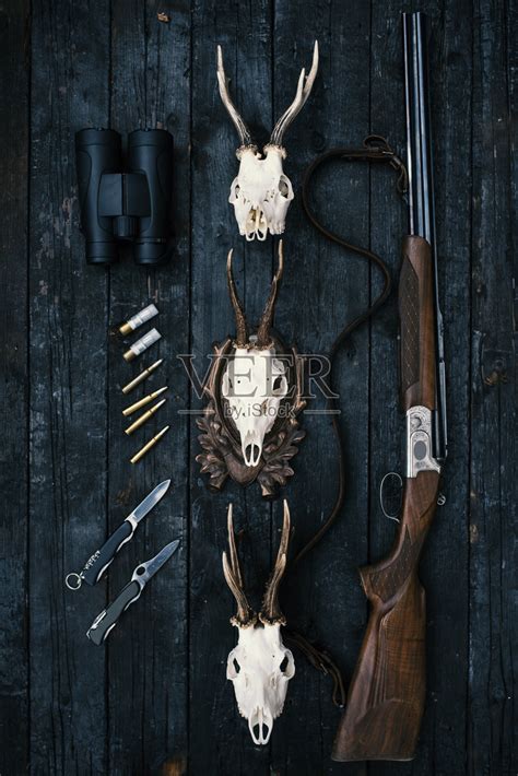 专业猎人的狩猎装备。步枪，刀具，奖杯，弹药，和其他在木制的黑色背景。狍的战利品。照片摄影图片_ID:332333817-Veer图库
