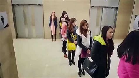 韩国女团成员上厕所遭粉丝跟拍尴尬微笑_手机新浪网