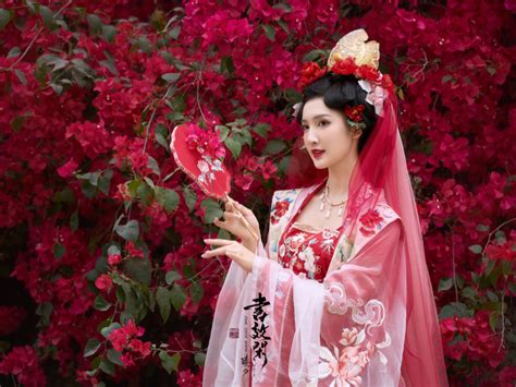 女生头像古风婚服真人版