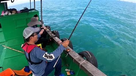 鲑鱼渔夫在钓线上钓鱼mov1080P视频素材下载-编号1827829-潮点视频