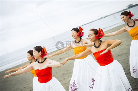 在户外跳舞的舞蹈团队高清图片下载-正版图片502152297-摄图网