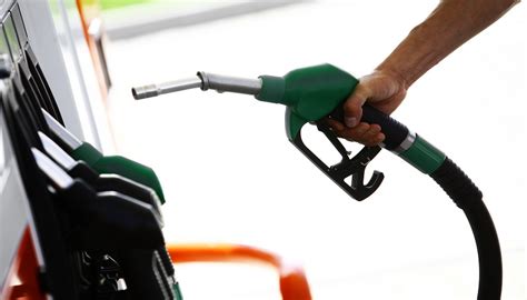 国内成品油价因增值税调整迎年内首降，加满一箱92号汽油将少花9元|界面新闻