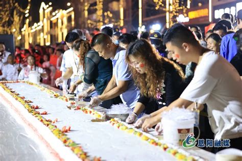 巴中市恩阳区：10米长巨型蛋糕为祖国庆生_四川在线