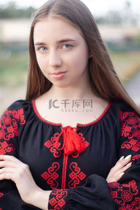 漂亮的年轻女子穿着传统的乌克兰服装和花环在麦田里散步高清图片下载-正版图片506447643-摄图网
