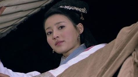 甘婷婷早年拍《水浒传》，当她和杜淳拍重头戏时，连保安都在围观__财经头条