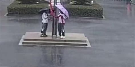 衢州突发暴雨，学生冒雨收回国旗：这是全校的信仰_凤凰网视频_凤凰网