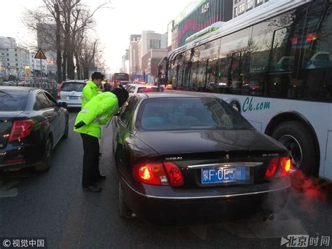 司机“昏迷”车停马路交警破窗救人 出来后却被拘留