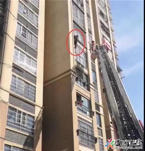 当心！益阳女子晒衣服不慎从9楼坠落，抓住7楼防护窗获救 - 益阳对外宣传官方网站