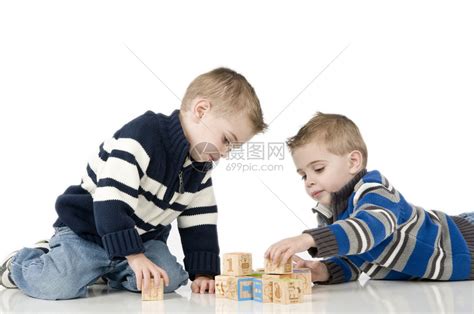 三岁的双胞胎男孩玩高清图片下载-正版图片506963384-摄图网