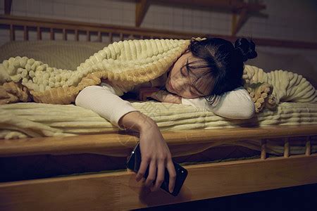 成人睡觉的时间是多少才正常，成年人最佳的睡眠时间是什么时候?