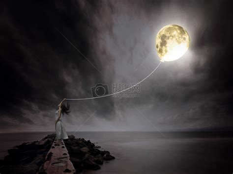 牵着月亮的女孩高清图片下载-正版图片500350839-摄图网