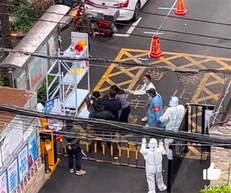 上海一小区被爆物业殴打居民，不让团购物资卸货，网友：无法无天！ - 知乎