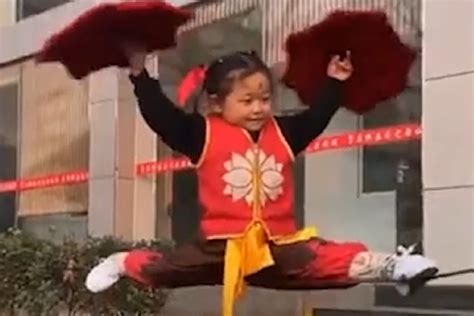 天才小明：五岁小女孩挑战钢丝表演，被赞神童！_凤凰网视频_凤凰网