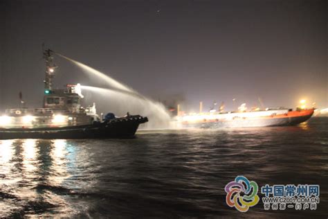 长江常州段危化品船舶爆炸起火 一船员身上着火