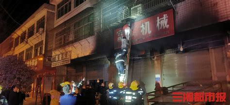 深夜店铺突发大火，消防员救出被困的一家三口 - 今日关注 - 湖南在线 - 华声在线