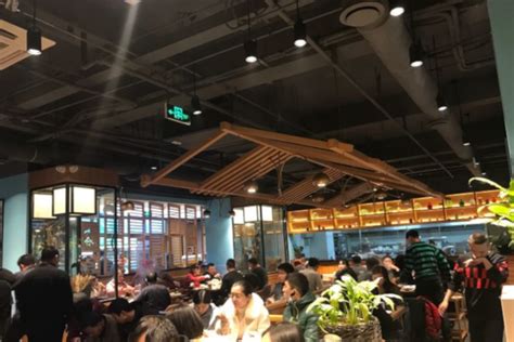 重庆火锅假期卖出一千万桌，有火锅店排队到3点，游客：太难了_凤凰网视频_凤凰网