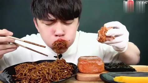 这韩国小哥吃爆辣火鸡面，这鼻涕眼泪流了一大把，太痛苦了_腾讯视频