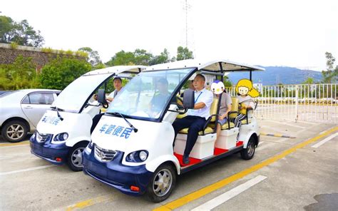 深圳交警车管所便民服务车开始运营，为办事群众和考生提供接送服务