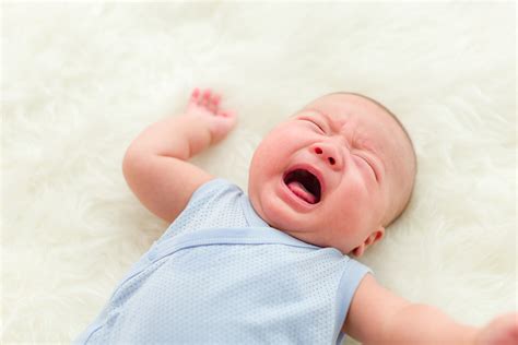 婴儿在地板上哭高清图片下载-正版图片501439829-摄图网
