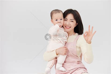 抱着小婴儿的月嫂形象高清图片下载-正版图片501725363-摄图网