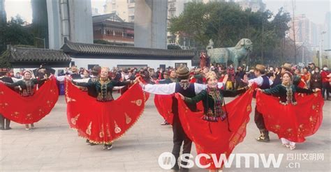 第六届中国新疆国际民族舞蹈节配套活动“一起来跳新疆舞”乌鲁木齐千人广场舞活动，在该市文化中心震撼上演。刘新 摄