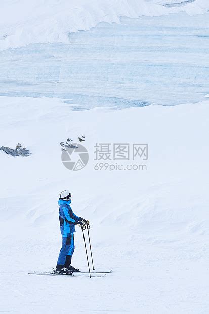 在乡下走在雪地里的人高清图片下载-正版图片501455753-摄图网