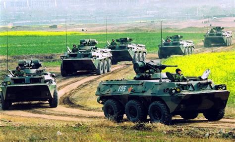 中国装甲车辆掠影：大八轮究竟是08式还是09式？|轮式|步战车|输送车_新浪新闻