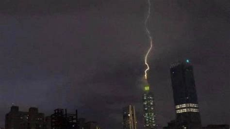 台北101大楼遭雷击瞬间曝光 雷雨侵扰飞机航班遭雷击-闽南网
