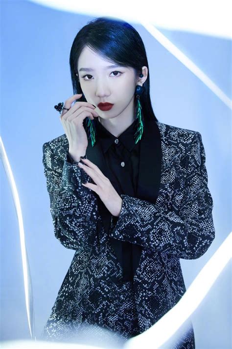 孟美岐晒美照道早安 画精致亮片妆可爱灵动少女感足 -- 眼界，放眼世界