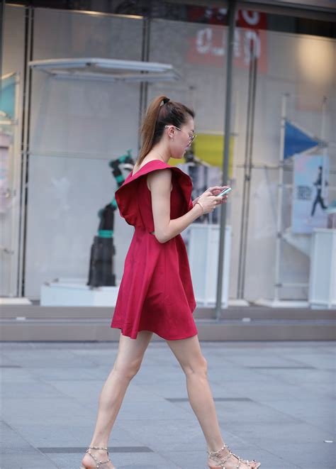 长相甜美女生街拍头像图片