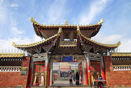 游客来甘南旅游，必看的一座标志性建筑，被大家称为“九层佛阁”__财经头条