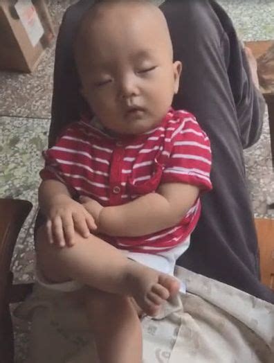 宝宝在爸爸腿上睡着了，当翘起“大哥范”时，路人都笑喷了